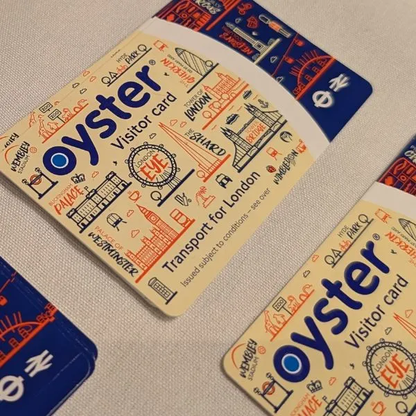 oyster card manufactured by paragon id